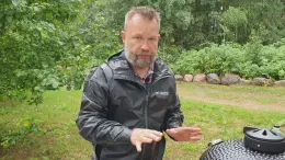 Statybų ir gyvenimo būdo laidoje „Starkus stato“ keliautojas, žurnalistas Martynas Starkus parodė, kaip reikia pasigaminti kotletus lauko sąlygomis.