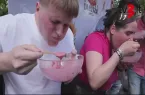 Drąsiausi Vilniaus šaltibarščio festivalio svečiai pasiryžo neeilinei avantiūrai – ragavo aštriausius šaltibarščius. Aštrumą pajautė visi ir nors pradėjo juos valgyti su malonumu, įveikti visą dubenėlį buvo tikras iššūkis.