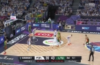 Lietuvos rinktinė penktadienį kaunasi su vienos didžiausių Europos čempionato žvaigždžių Lauri Markkaneno tempiama Suomijos rinktine.
Po dviejų kėlinių pirmauja Lietuvos rinktinė 36:45, bet paskutinę antrojo ketvirčio sekundę šeimininkai Lietuvai pasiuntė įspėjimo signalą – tolimą metimą iš vidurio aikštės.