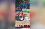 El capitano Valančiūnas dominuoja prasiverždamas prieš Porzingį.