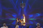 Williamas, arba Elastic Willy, iš Kosta Rikos – triukus su futbolo kamuoliu atliekantis vaikinas. Jis pasakoja, kad jo misija – įrodyti pasauliui, jog šioje srityje jis yra geriausias. Derindamas kūno lankstumą bei futbolo meistriškumą, Williamas ryžtasi neįtikėtino sudėtingumo numeriui su ugnimi!