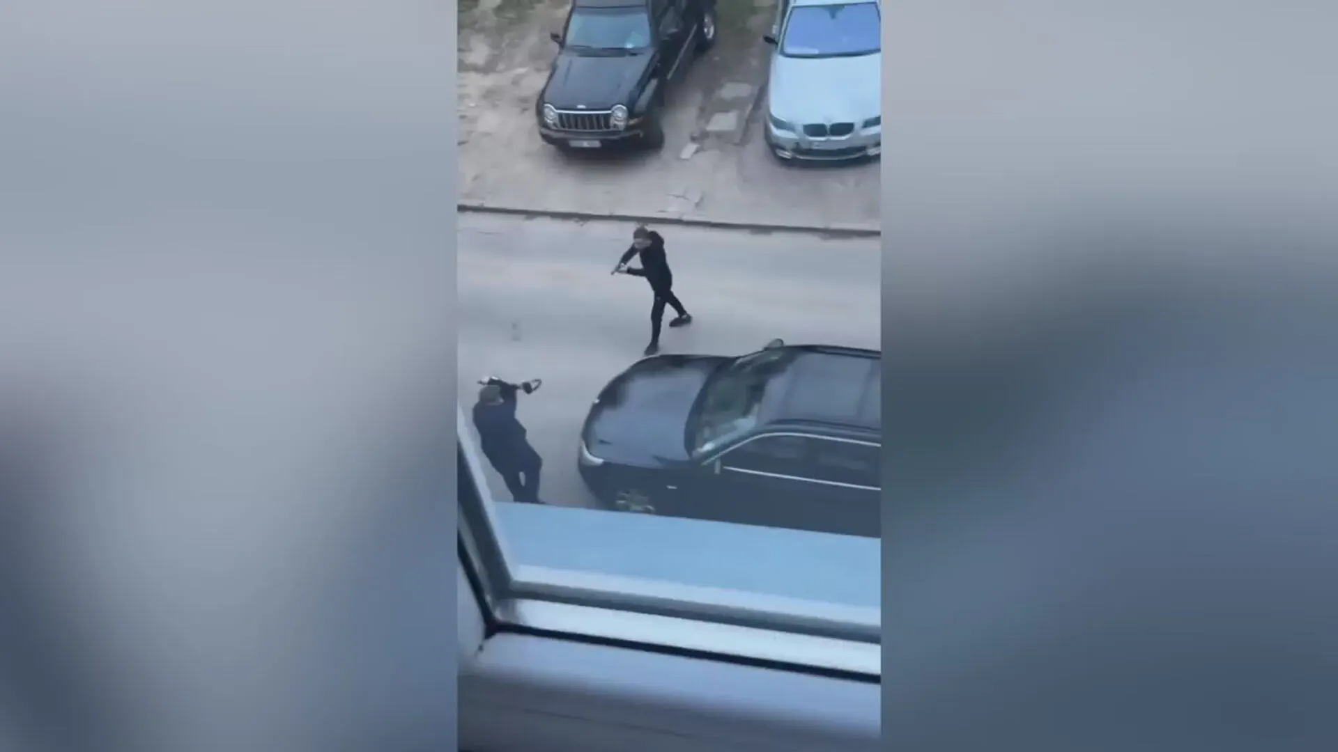 Alytuje užfiksuotas šiurpinantis vaizdas – vyras kieme galimai ...